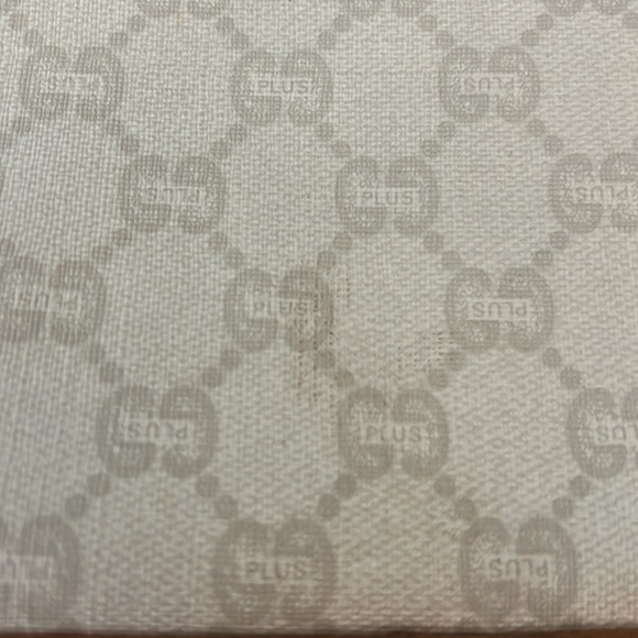 Gucci plus wristlet in creamy white - Picture 4 of 11